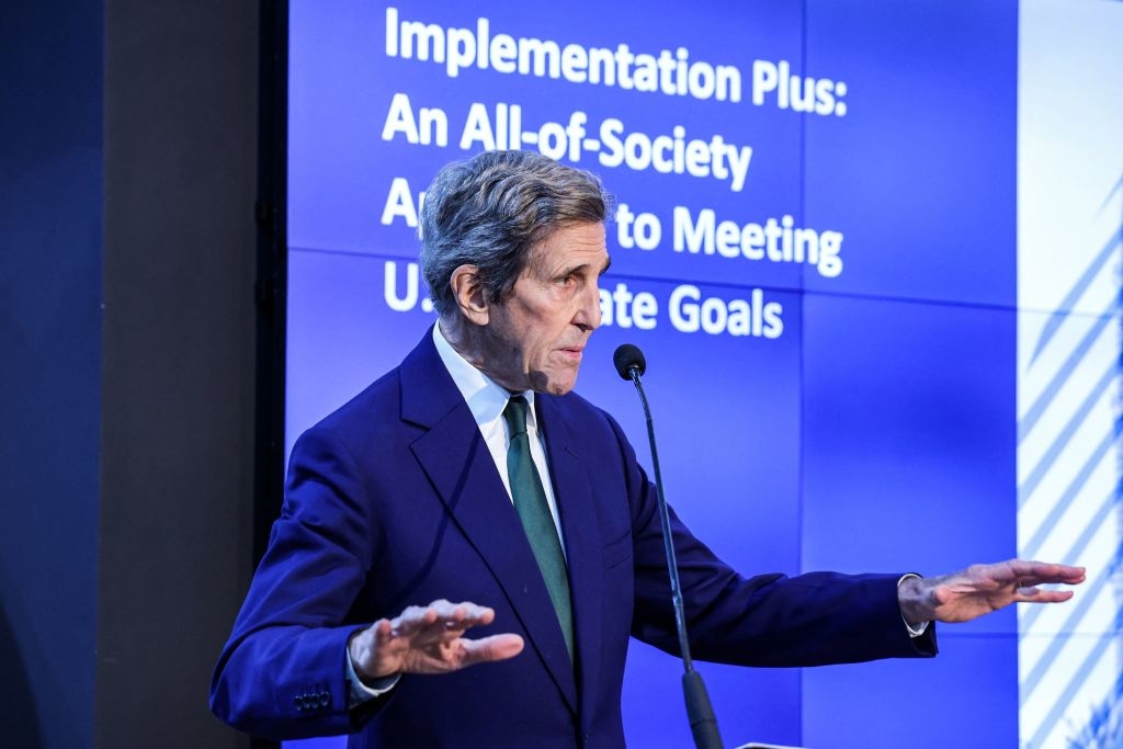 Photograph of John Kerry speaking on U.S. climate goals